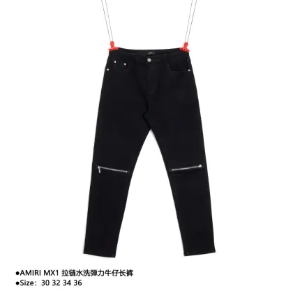 AMIRI MX1 拉链水洗弹力牛仔长裤 amiri音译为埃米尔,是创始人的名字,amiri的创始人Mike Amiri从小就在美国洛杉矶长大,自小受当地街头文化、Punk Rock 的影响,所以创立了以自己名字命名的amiri品牌,各式各样的潮牌服装满足了不同潮流玩家的需求.amiri服装款式新颖独特,是美国比较出名的一个街头潮牌,很多衣服的款式和风格受到很多街拍人士的喜爱.格式各样的服装款式,满足了不同人穿搭的需求,展现自己独特的气质,尽显穿搭潮流.amiri的牛仔裤是比较出名的,不仅造型款式有很多,牛仔裤的质量也做的非常到位,很多明星也都穿过amiri品牌的牛仔裤.amiri品牌的牛仔裤打破的原有牛仔裤的制作工艺和裁剪,布料都比较柔软舒适,并不像有些牛仔裤那样硬邦邦的,穿起来会刺激肌肤,导致肌肤被磨出血.洛杉矶潮牌amiri的牛仔裤从剪裁到质感都是做的非常细致的,加入褶皱、弹孔、破坏等细节,增加牛仔裤的潮流感.可以根据自己的需要选择适合自己的款式,适合的款式穿搭在身上才有一定的时尚性.近年来高街成了男装里越来越频繁出现的词 高街风格也就成了大家搭配的重要方向,高街相关的单品基本绕不开oversize或是落肩上衣 下身搭配trackpants或者是紧身破坏牛,而其中蕞具代表意义的在我看来或许就是破坏牛,小红书众多网红上身过的MX1拉链,宁波水洗大厂操刀 正面 背面 裤脚猫须玩美落色 满满的高级感 膝盖部分破坏设计搭配拼皮设计 已经作为门面设计 皮质腰部铭牌 定做裆部门襟五金 有刻字开模,此款的重点不在于水洗,而是在于破坏的形状以及版型 秘诀都是在于师傅的手艺,后期磨破,马骝,刀割等等这些手工制作的成本是流水线产品所远远无法比较的:男女同款 款式编号:AA-56056056024